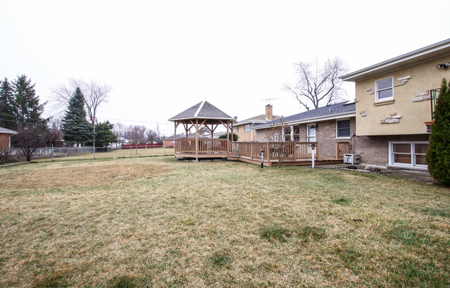 9403 Clancy Dr, Des Plaines, IL 60016 photo 13