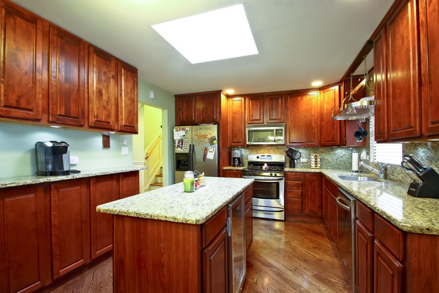 9403 Clancy Dr, Des Plaines, IL 60016 photo 5