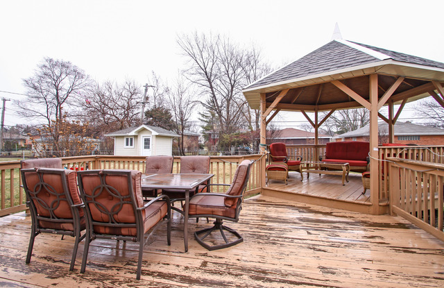 9403 Clancy Dr, Des Plaines, IL 60016 photo 14