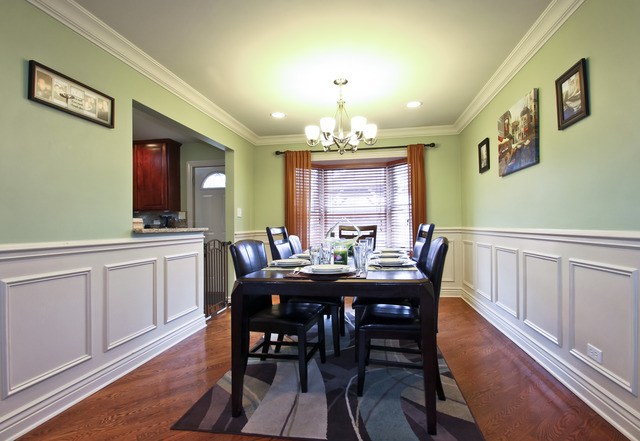 9403 Clancy Dr, Des Plaines, IL 60016 photo 4