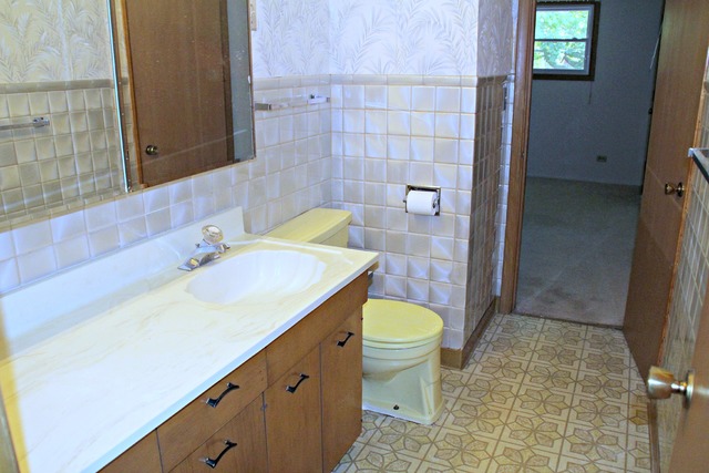501 Ambleside Rd, Des Plaines, IL 60016 photo 10