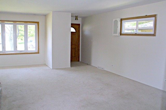 501 Ambleside Rd, Des Plaines, IL 60016 photo 3