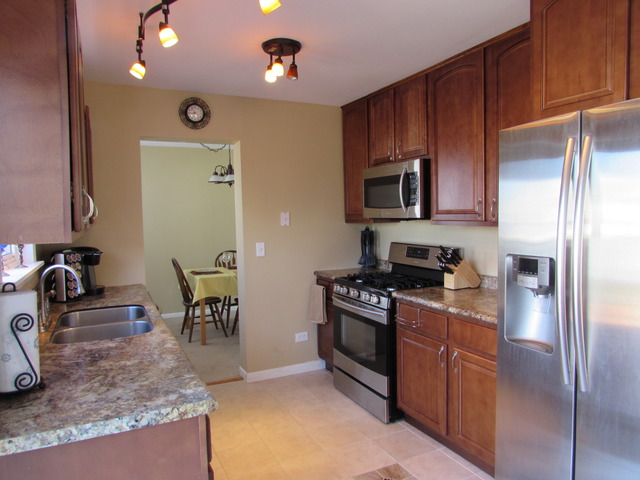 1034 Legrande Ave, Aurora, IL 60506 photo 2