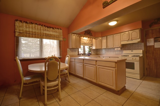 545 Pinecroft Dr, Roselle, IL 60172 photo 3
