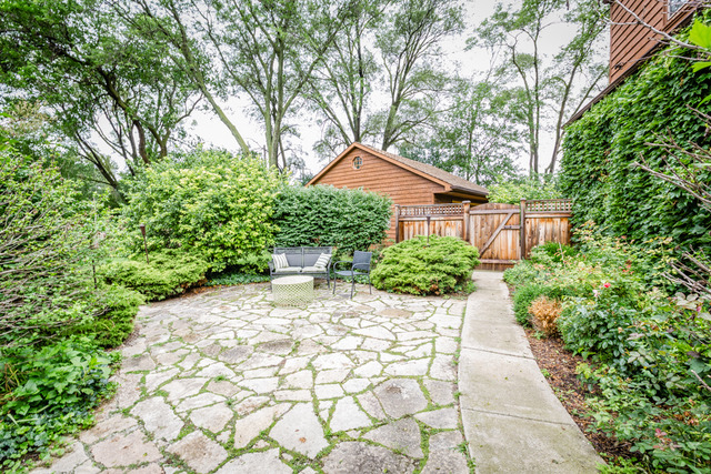 576 Byrd Rd, Riverside, IL 60546 photo 2