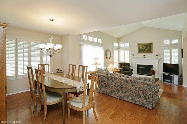 450 Cromwell Cir #4, Bartlett, IL 60103 photo 2