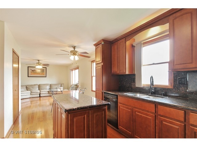 1670 Hinterlong Ln, Naperville, IL 60563 photo 4