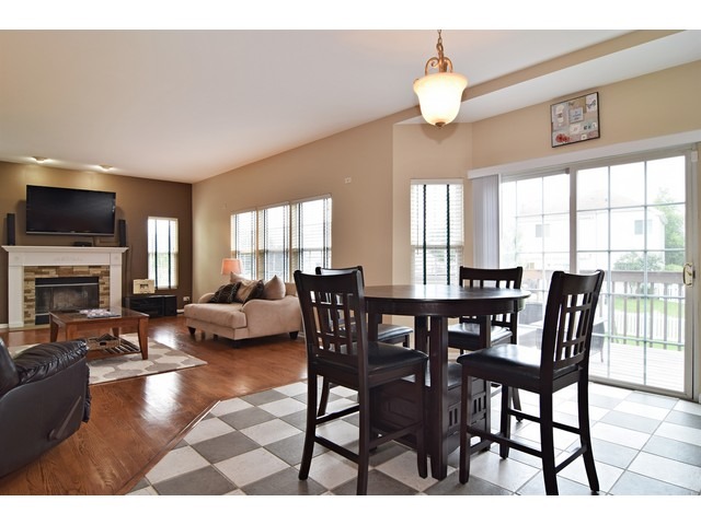 143 Cedarfield Dr, Bartlett, IL 60103 photo 4