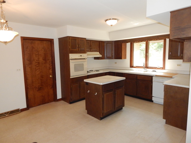 220 Surrey Rd, Bartlett, IL 60103 photo 6