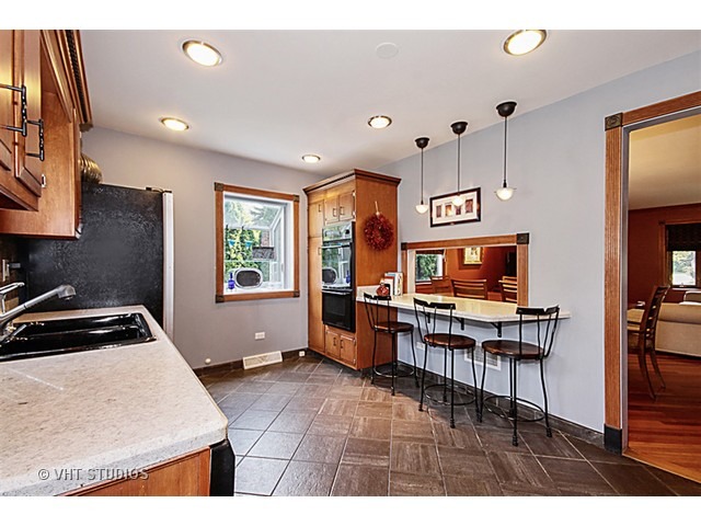6231 S Bentley Ave, Willowbrook, IL 60527 photo 3