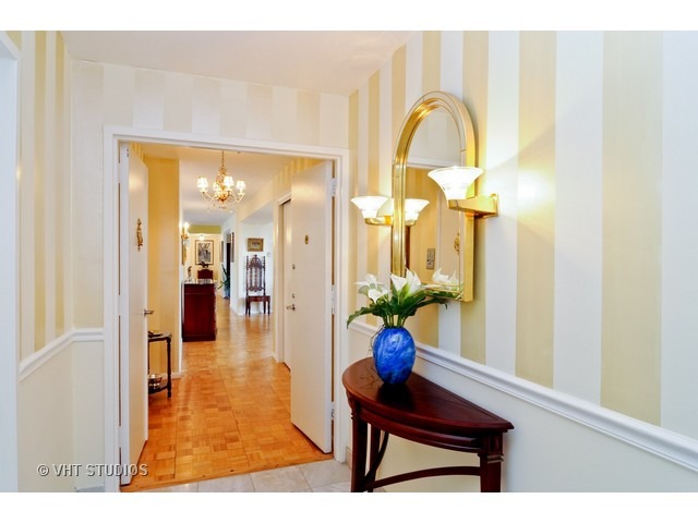 1 E Schiller St #18A, Chicago, IL 60610 photo 2