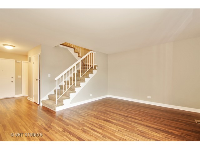 1928 Georgetown Ln, Hoffman Estates, IL 60169 photo 2