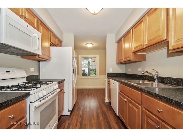 1928 Georgetown Ln, Hoffman Estates, IL 60169 photo 3