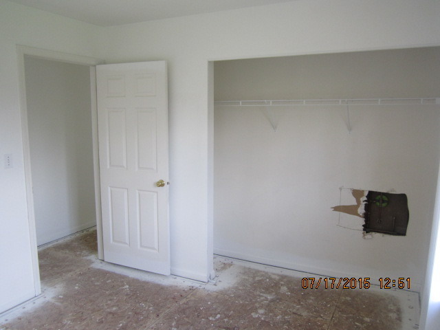 619 Woodbridge Dr, Elgin, IL 60124 photo 17