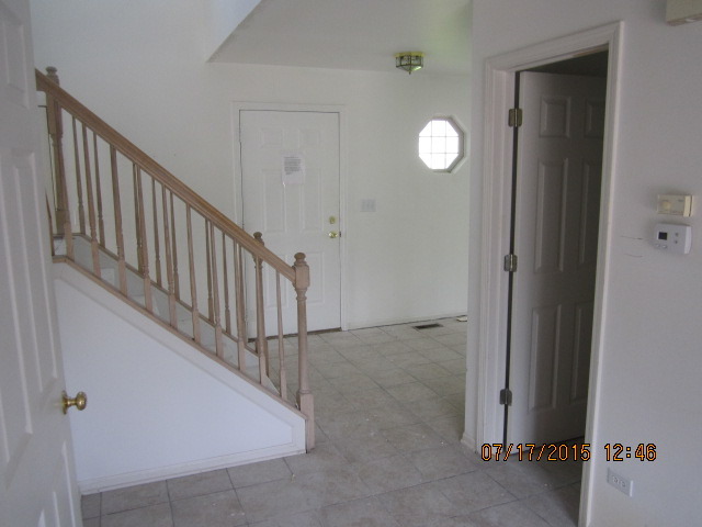 619 Woodbridge Dr, Elgin, IL 60124 photo 2
