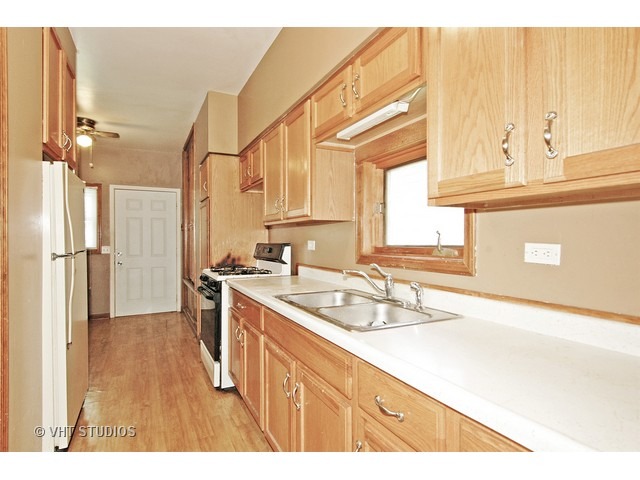 412 Hendee St, Elgin, IL 60123 photo 4