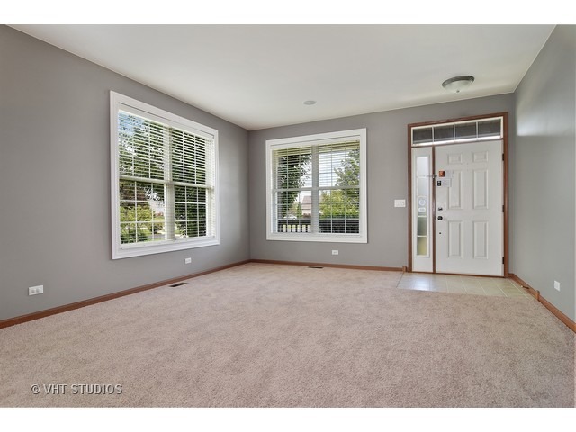 138 Stanton Dr, Bartlett, IL 60103 photo 2