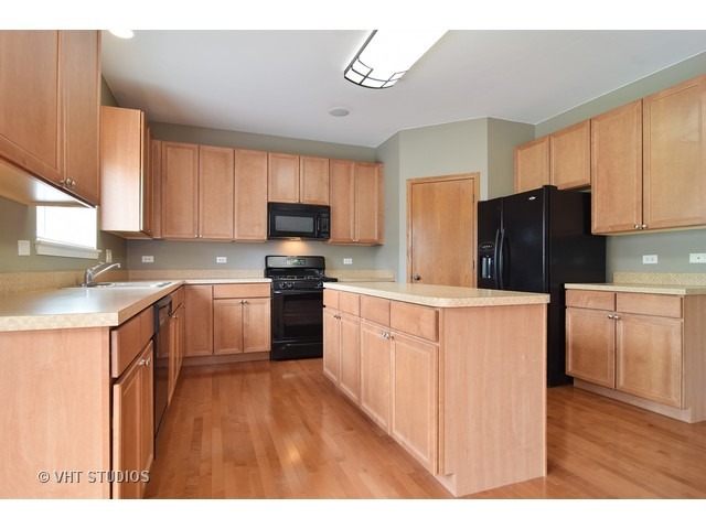 138 Stanton Dr, Bartlett, IL 60103 photo 4