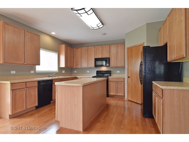138 Stanton Dr, Bartlett, IL 60103 photo 3