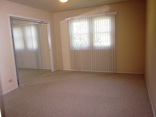 2052 E Parkview Cir, Hoffman Estates, IL 60169 photo 8