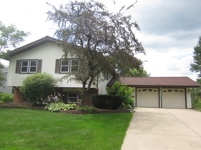2052 E Parkview Cir, Hoffman Estates, IL 60169 photo 1