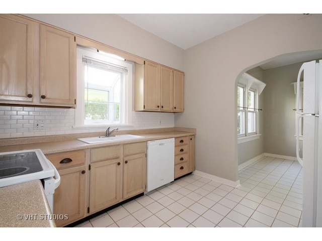140 S Commonwealth Ave, Aurora, IL 60506 photo 2