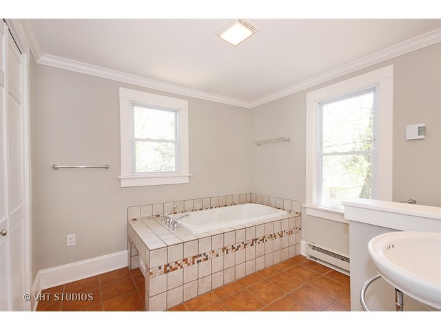 140 S Commonwealth Ave, Aurora, IL 60506 photo 8