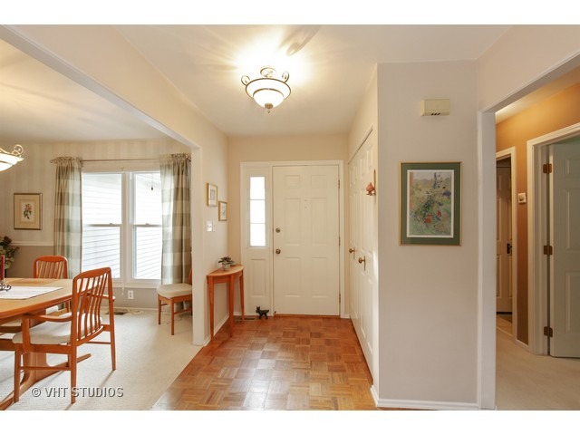 721 Evergreen Ct, Algonquin, IL 60102 photo 2