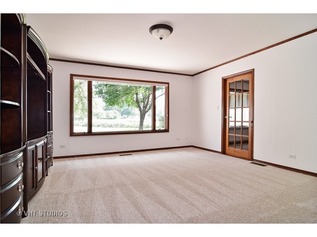740 Maple Ln, Hoffman Estates, IL 60169 photo 3
