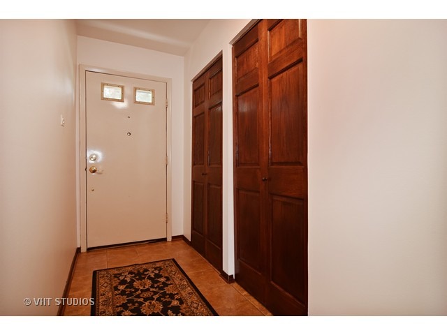 740 Maple Ln, Hoffman Estates, IL 60169 photo 2