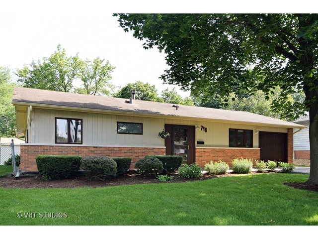 740 Maple Ln, Hoffman Estates, IL 60169 photo 1