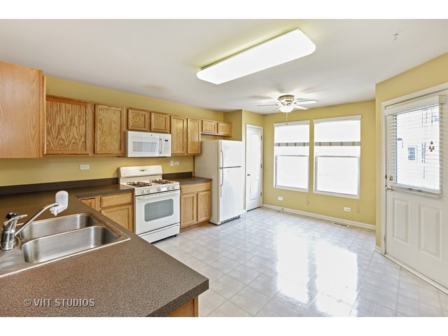 2515 Emily Ln, Elgin, IL 60123 photo 2