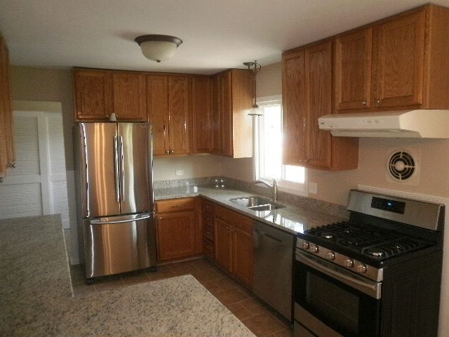 155 Bode Rd, Hoffman Estates, IL 60169 photo 2