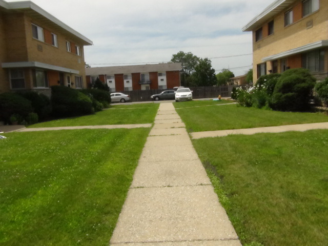 9666 Lois Dr, Des Plaines, IL 60016 photo 12