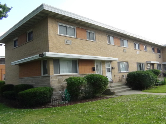 9666 Lois Dr, Des Plaines, IL 60016 photo 2