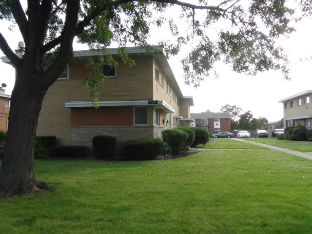 9666 Lois Dr, Des Plaines, IL 60016 photo 3