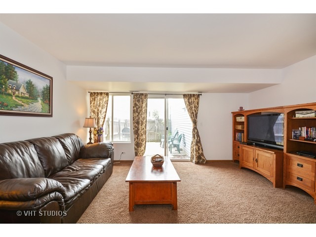 1017 Symphony Dr, Aurora, IL 60504 photo 5