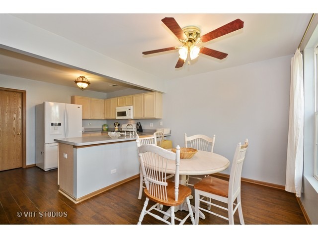 1017 Symphony Dr, Aurora, IL 60504 photo 2