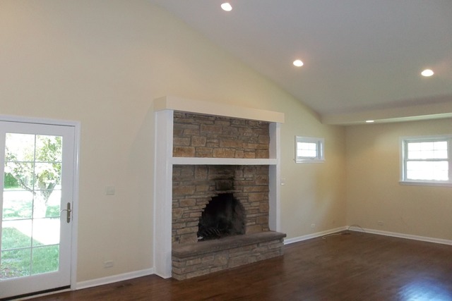 1409 Glen Dr, Mchenry, IL 60050 photo 2