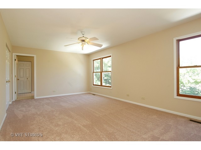 1090 Willoby Ln, Elgin, IL 60120 photo 10