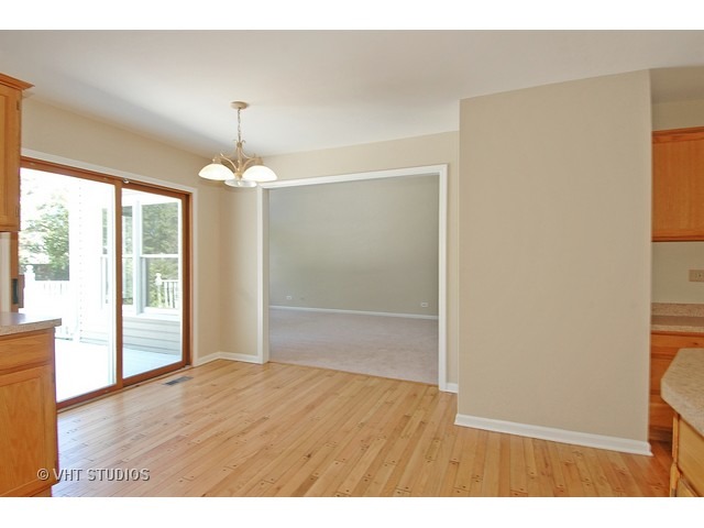 1090 Willoby Ln, Elgin, IL 60120 photo 5