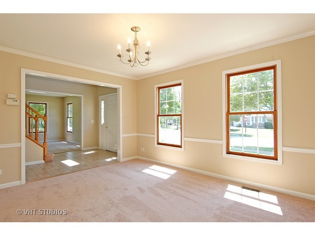 1090 Willoby Ln, Elgin, IL 60120 photo 2