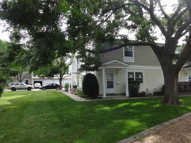 1212 Cypress Dr, Wheeling, IL 60090 photo 2