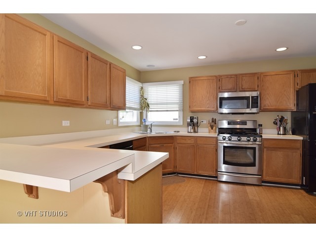 330 Windsor Dr, Bartlett, IL 60103 photo 3