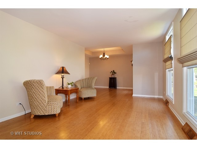 330 Windsor Dr, Bartlett, IL 60103 photo 2