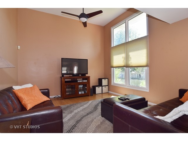 330 Windsor Dr, Bartlett, IL 60103 photo 4