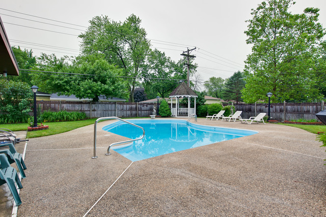 475 Bode Rd, Hoffman Estates, IL 60169 photo 18