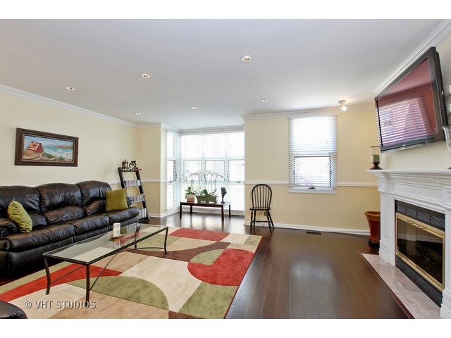 2375 N Wayne Ave, Chicago, IL 60614 photo 1