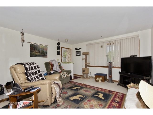 1121 Johnston Dr, Aurora, IL 60506 photo 3