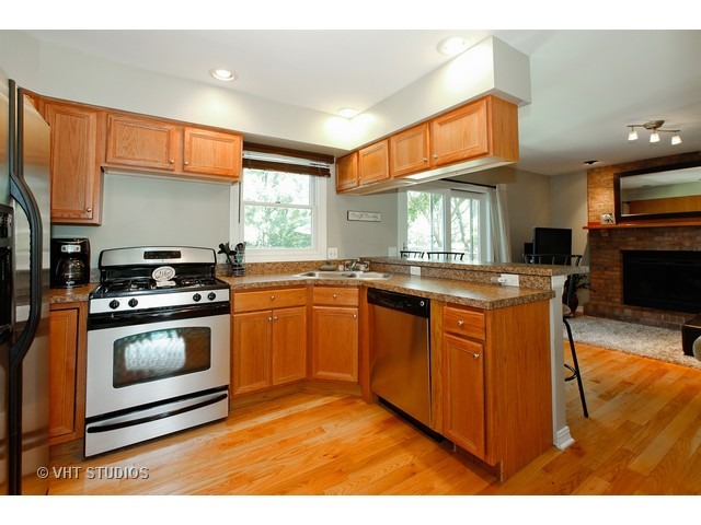 565 Plank Rd, Naperville, IL 60563 photo 2